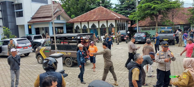 Petugas gabungan Muspika Megamendung, Kabupaten Bogor, mengamankan 15 pak ogah, Kamis (26/12/2024). Foto: kumparan