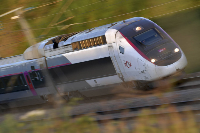 Rangkaian Kereta Cepat (Train a Grande Vitesse - TGV) tujuan Paris-Bordeaux-Nantes-Rennes melintas di Courtalain, Prancis, Jumat (13/9/2024). Foto: JEAN-FRANCOIS MONIER/AFP