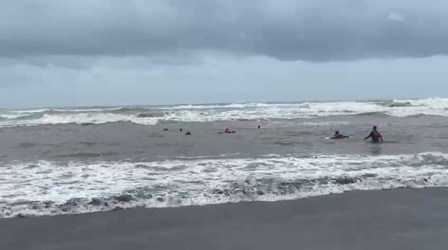 Proses penyelamatan wisatawan yang terseret ombak di Pantai Parangtritis, Bantul. Foto: Polres Bantul