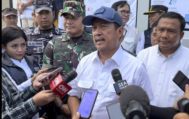 Menteri Kelautan dan Perikanan, Sakti Wahyu Trenggono saat memberikan keterangan kepada awak media di Cold Storage di Indramayu, Kamis (26/12/2024). Foto: Dok. kumparan