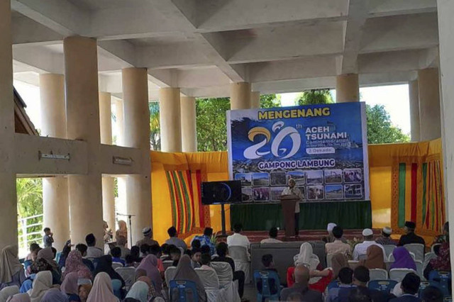 Korban tsunami berdoa bersama di Gedung Penyelamatan Gampong Lambung, Kota Banda Aceh, Kamis (26/12/2024). Foto: M Haris SA/Antara