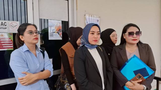 Istri Pejabat OKU Selatan didampingi Kuasa Hukum sesuai melaporkan kasus perzinaan di SPKT Polrestabes Palembang. Foto : Istimewa