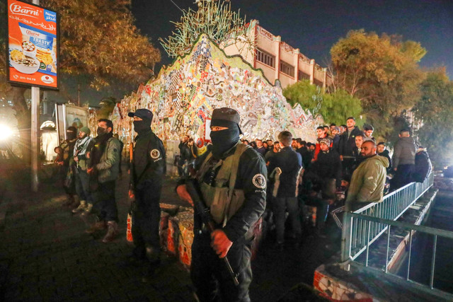 Pasukan keamanan pemerintah baru Suriah mengamankan area di sekitar kelompok pengunjuk rasa Alawite di distrik Mazzeh di Damaskus, Rabu (25/12/2024). Foto: Omar Sanadiki/AP PHOTO