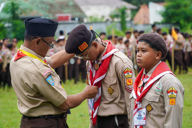 Kak Edy Heri menyematkan tanda peserta pada pembukaan Kemwil Istimewa #6 di Buper Babarsari, Kamis (26/12/2024). Foto : Istimewa