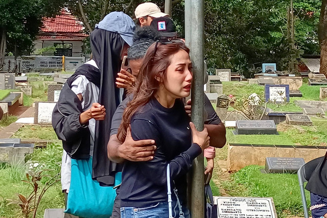 Tamara Tyasmara ziarah ke Makam Dante di TPU Jeruk Purut, Jakarta Selatan, Kamis (26/12/2024). Foto: Aprilandika Pratama/kumparan