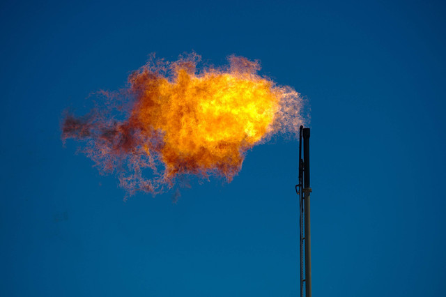 Ilustrasi gas flaring. Foto: Shutterstock