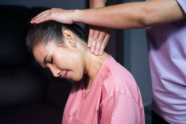 Ilustrasi pijat leher neck-twisting dari Thailand. Foto: Shutterstock