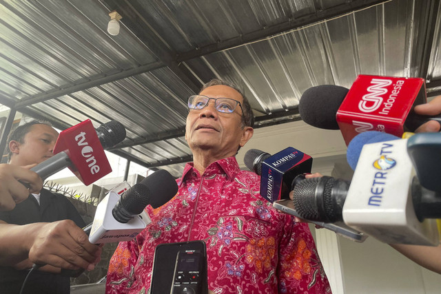 Mantan Menko Polhukam, Mahfud MD menjawab pertanyaan awak media saat ditemui di MMD Initiative, Kecamatan Senen, Jakarta Pusat, Kamis (26/12/2024). Foto: Fadhil Pramudya/kumparan