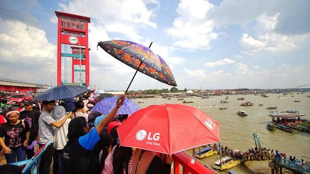 Ratusan warga Palembang yang memadati Jembatan Ampera demi bisa menyaksikan Festival Bidar, Sabtu (31/8) Foto: ary priyanto/urban id