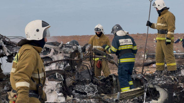 Sejumlah petugas bekerja di lokasi jatuhnya pesawat penumpang Azerbaijan Airlines dekat kota Aktau, Kazakhstan 25 Desember 2024. Foto: Kementerian Darurat Kazakhstan/via REUTERS 