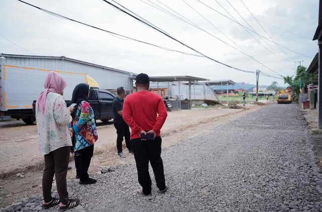 Wali Kota Bandar Lampung, Eva Dwiana saat melakukan pengecekan langsung perbaikan Jalan Hi Madang, Sukarame, Bandar Lampung | Foto : Dok. Instagram Eva Dwiana