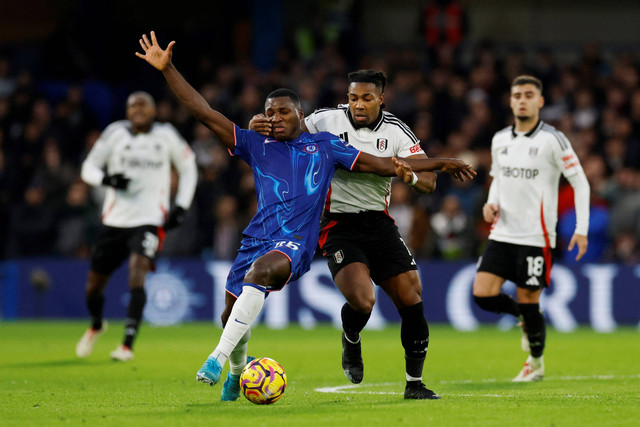 Pemain Chelsea Moises Caicedo berebut bola dengan pemain Fulham Adama Traore pada pertandingan Liga Inggris di Stamford Bridge, London, Inggris, Kamis (26/12/2024). Foto: Peter Cziborra/REUTERS