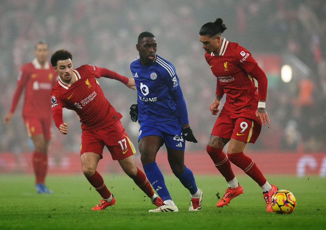 Darwin Nunez dan Curtis Jones mengapit Boubakary Soumare saat laga Liverpool vs Leicester City dalam lanjutan Liga Inggris 2024/25 di Stadion Anfield pada Jumat (27/12) dini hari WIB. Foto: REUTERS/David Klein