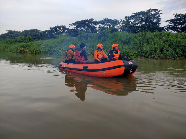 Proses pencarian balita di Surabaya yang hanyut saat main hujan. Foto: Diskominfo Surabaya 