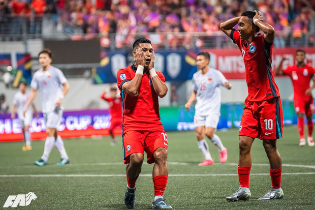 Ekspresi Taufik Suparno & Faris Ramli saat laga Singapura vs Vietnam dalam leg pertama semifinal Piala AFF 2024 di Jalan Besar Stadium, Kamis (26/12). Foto: FA Singapore