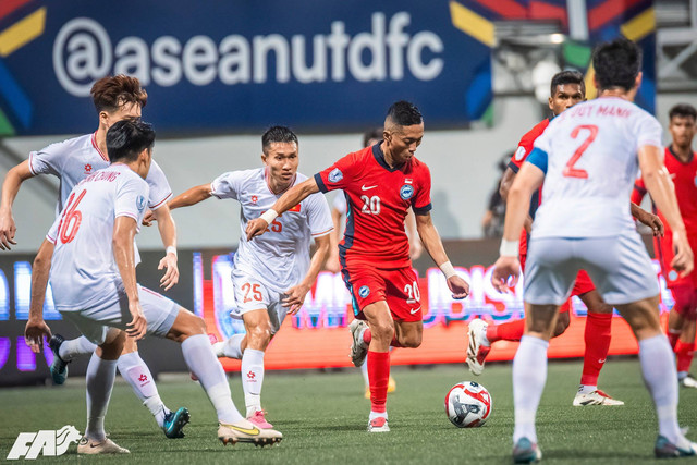 Shawal Anuar (tengah-merah) saat laga Singapura vs Vietnam dalam leg pertama semifinal Piala AFF 2024 di Jalan Besar Stadium, Kamis (26/12). Foto: FA Singapore