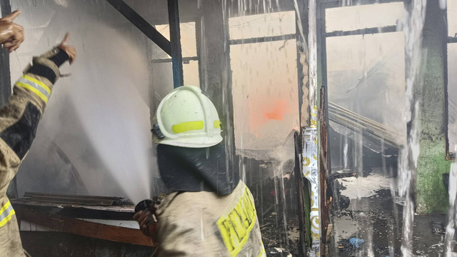 Penanganan kebakaran di I Gusti Ngurah Rai, Jakarta Timur, pada Jumat (27/12/2024). Foto: Dok. Istimewa