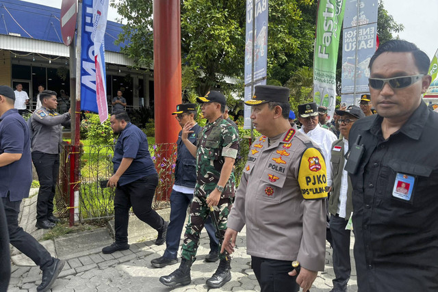 Menko Bidang Pembangunan Manusia dan Kebudayaan Pratikno, Menkes Budi Gunadi Sadikin, Menteri PPPA Arifah Fauzi, Kapolri Jenderal Pol. Listyo Sigit Prabowo, dan Panglima TNI Jendral TNI Agus Subiyanto meninjau Rest area Km 57 Tol Jakarta-Cikampek. Foto: Rayyan Farhansyah/kumparan