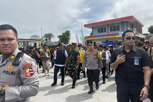 Menko Bidang Pembangunan Manusia dan Kebudayaan Pratikno, Menkes Budi Gunadi Sadikin, Menteri PPPA Arifah Fauzi, Kapolri Jenderal Pol. Listyo Sigit Prabowo, dan Panglima TNI Jendral TNI Agus Subiyanto meninjau Rest area Km 57 Tol Jakarta-Cikampek. Foto: Rayyan Farhansyah/kumparan