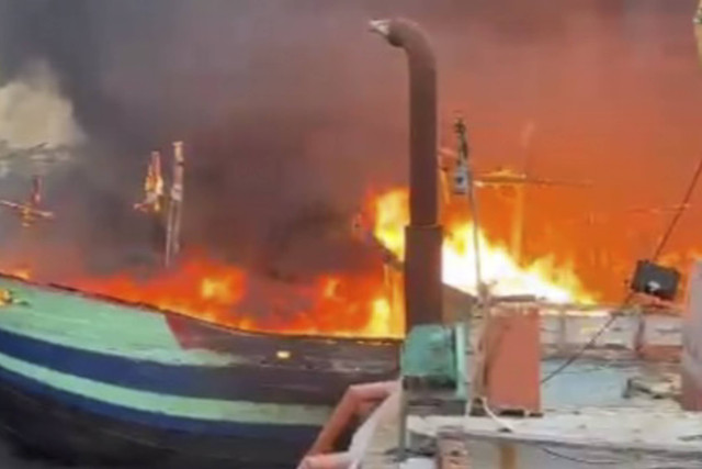 Kebakaran kapal di Pelabuhan Kota Tegal.  Foto: Dok. Istimewa