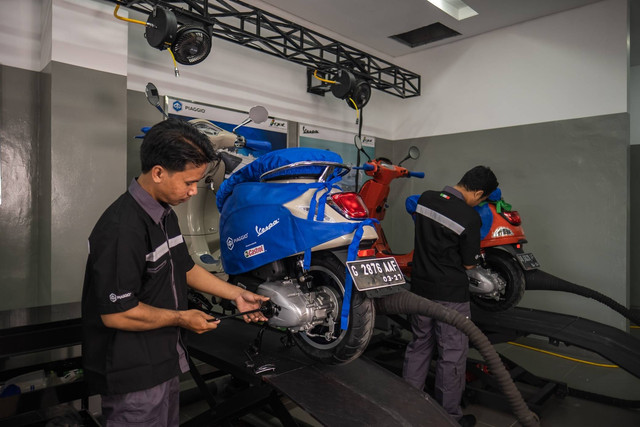 Servis motor Vespa di bengkel resmi. Foto: dok. Piaggio Indonesia