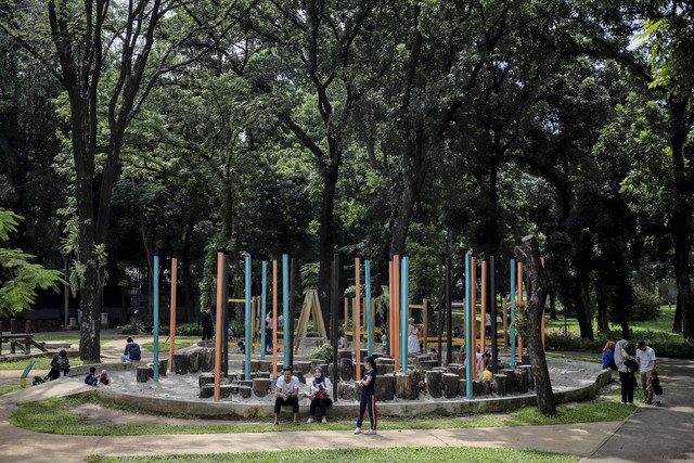 Sejumlah warga berwisata di Tebet Eco Park, Jakarta, Jumat (27/12/2024). Foto: Jamal Ramadhan/kumparan