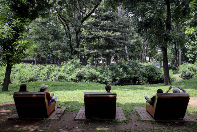 Sejumlah warga berwisata di Tebet Eco Park, Jakarta, Jumat (27/12/2024). Foto: Jamal Ramadhan/kumparan