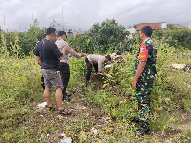 Proses penjinakkan granat nanas aktif oleh petugas. Foto: Dok. Polsek Gamping