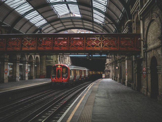 Fasilitas Kereta Brantas Ekonomi. Foto hanya ilustrasi bukan tempat/gambar sebenarnya. Sumber foto: Unsplash-Jonas Tebbe