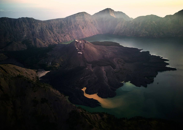 Ilustrasi Sejarah Gunung Rinjani, Foto: Unpslash/Joshua Kettle