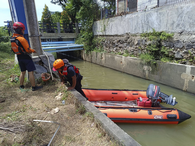 Petugas melakukan pencarian hari keempat MR, balita 3,5 tahun warga Kelurahan Babatan, Kecamatan Wiyung, Surabaya yang hanyut tercebur selokan, Jumat (27/12/2024). Foto: Farusma Okta Verdian/kumparan