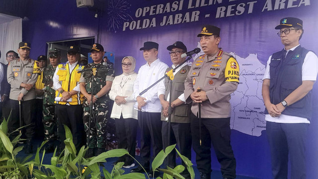 Kapolri Jenderal Listyo Sigit Prabowo melakukan pantauan di rest area KM 57, Karawang, Jawa Barat.  Foto: Dok. Istimewa