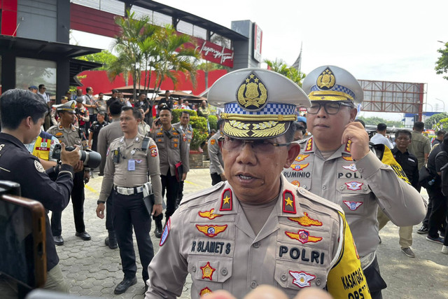 Dirgakum Korlantas Polri Brigjen. Pol. Raden Slamet Santoso menjawab pertanyaan awak media saat diwawancarai di Rest Area KM 57 Tol Jakarta-Cikampek, Jumat (26/12/2024).  Foto: Rayyan Farhansyah/kumparan