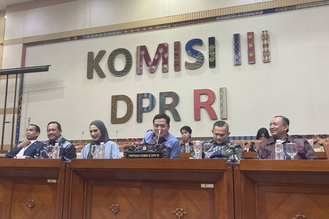 Komisi III DPR RI menggelar konferensi pers catatan kinerja akhir tahun, di Ruang Rapat Komisi III DPR RI, Komplek Parlemen Senayan, Jakarta Pusat, Jumat (27/12/2024).  Foto: Alya Zahra/kumparan 