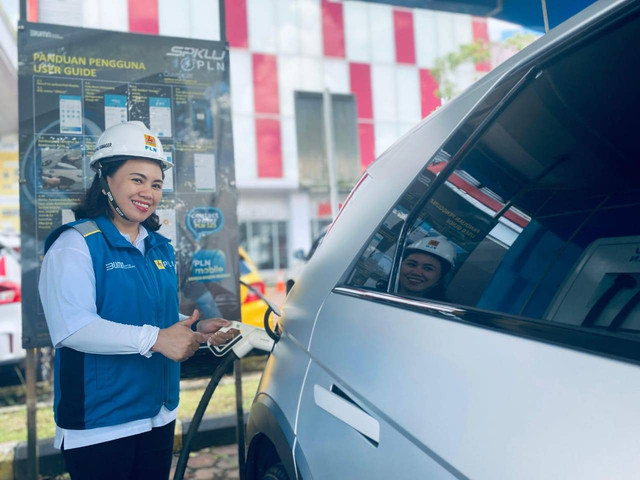 GM PLN UID Kalbar, Joice Lanny Wantania, melakukan pengisian daya mobil listrik di Stasiun Pengisian Kendaraan Umum (SPKLU) yg berlokasi di Gaia Mall Pontianak. Foto: Dok. PLN Kalbar