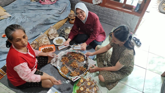 Gambar pelaku UMKM sedang mengemasi produk agar tampak lebih menarik. Gambar milik Dessyana Fitri