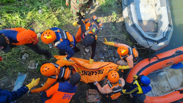 MR ditemukan di dekat jembatan SMP Negeri 34 Surabaya, Jumat (27/12/2024) dok. Farusma Okta Verdian/kumparan