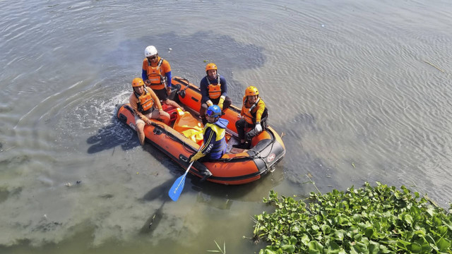 Petugas BPBD mencari MR, balita 3,5 tahun warga Kelurahan Babatan, Kecamatan Wiyung, Surabaya, yang hanyut tercebur selokan ditemukan di dekat jembatan SMP Negeri 34 Surabaya, Jumat (27/12/2024). Foto: Farusma Okta Verdian/kumparan