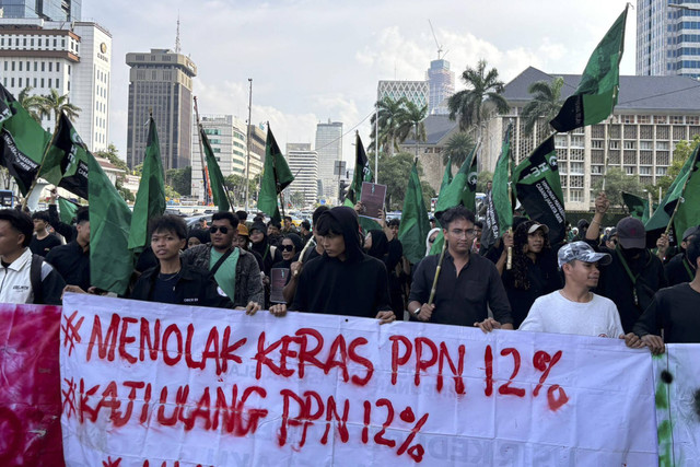 Massa aksi tolak PPN 12% dari Himpunan Mahasiswa Islam (HMI) mulai menggelar demokrasi di kawasan Patung Kuda, Jakarta pada Jumat (27/12/2024).  Foto: Abid Raihan/kumparan