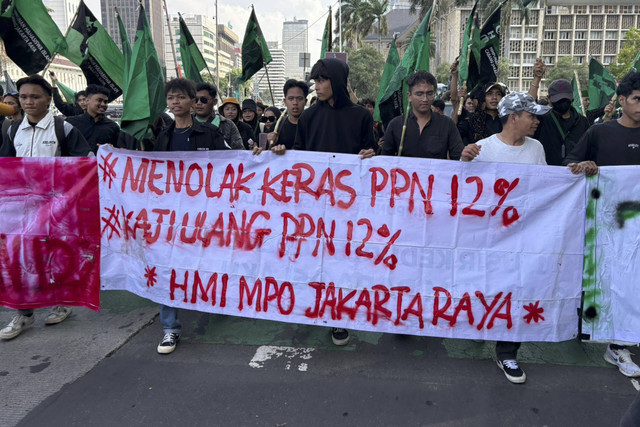 Massa aksi tolak PPN 12% dari Himpunan Mahasiswa Islam (HMI) mulai menggelar demokrasi di kawasan Patung Kuda, Jakarta pada Jumat (27/12/2024).  Foto: Abid Raihan/kumparan