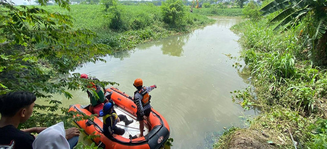 Petugas SAR gabungan saat menyusuri Kali Makmur, lokasi ditemukannya balita MR. Foto: Diskominfo Surabaya 