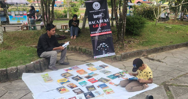 Lapak baca buku gratis di Taman Bestari Mempawah. Foto: M. Zain/Hi!Pontianak