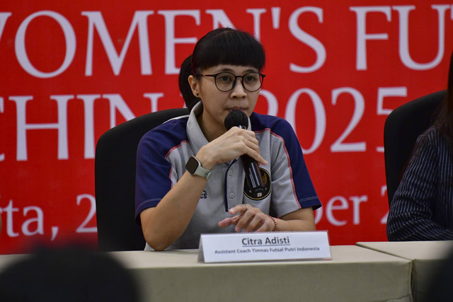 Assistant Coach Timnas Futsal Putri Indonesia Citra Adisti menjawab pertanyaan wartawan saat konferensi Pers Qualifiers AFC Women's Futsal Asian Cup di Jakarta, Jumat (27/12/2024). Foto: Dok. FFI