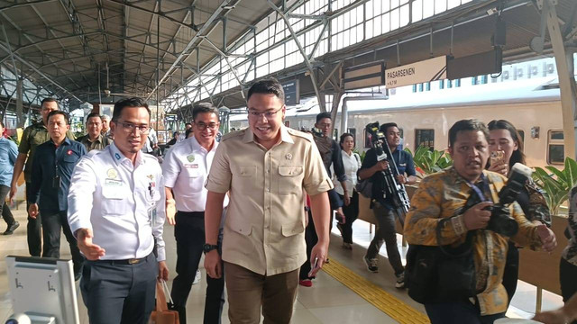 Wakil Menteri Komunikasi dan Digital (Wamenkomdigi) Angga Raka Prabowo meninjau jaringan telekomunikasi nataru 2024 di Stasiun Pasar Senen, Jakarta Pusat, Jumat (27/12). Foto: Zamachsyari/kumparan