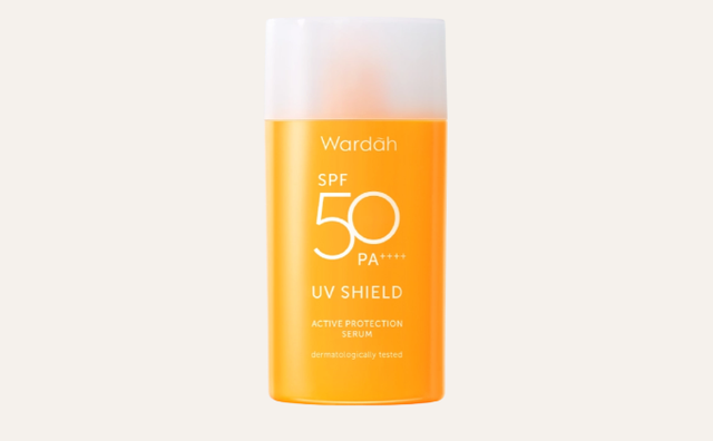 Perbedaan sunscreen Wardah SPF 50 biru dan orange. Foto adalah: Wardah SPF 50 orange. Sumber foto: www.wardahbeauty.com