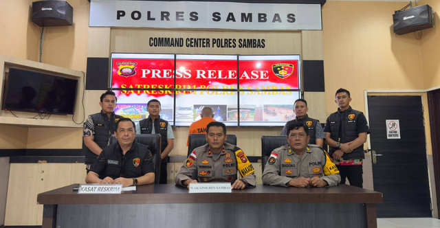 Wakapolres Sambas Kompol Hoerrudin (tengah) didampingi Kasat Reskrim Polres Sambas AKP Rahmad Kartono (kiri) dan Kasi Humas Polres Sambas AKP Sadoko (kanan) saat press release di Mapolres Sambas. Foto: Dok. Satreskrim Polres Sambas