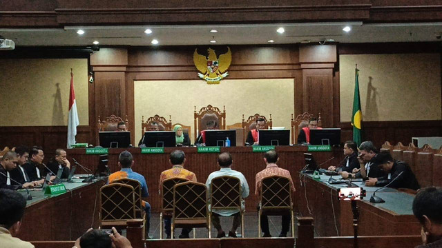 Sidang vonis terdakwa kasus dugaan korupsi tata niaga komoditas timah, Tamron alias Aon, Achmad Albani, Hasan Tjhie, dan Kwan Yung alias Buyung, di Pengadilan Tipikor Jakarta, Jumat (27/12/2024). Foto: Fadhil Pramudya/kumparan