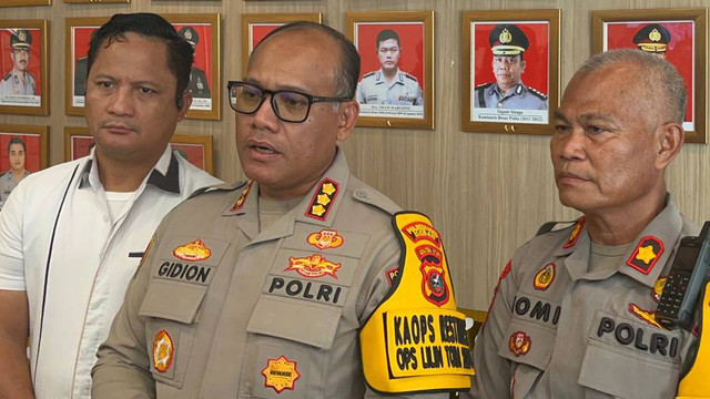 Kapolrestabes Medan Kombes Pol Gidion memberikan keterangan soal 7 polisi terlibat dalam tewasnya tahanan bernama Budianto Sitepu di Polrestabes Medan pada Jumat (27/12). Foto: Tri Vosa/kumparan