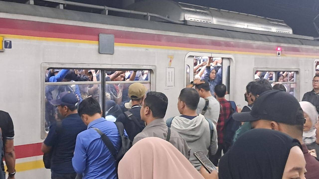 Antrean menumpuk di Stasiun Depok Lama imbas gangguan KRL, Jumat (27/12). Foto: Annisa Thahira/kumparan