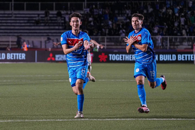 Selebrasi Sandro Reyes (kiri) & Oskari Kekkonen saat Filipina vs Thailand dalam laga leg pertama Piala AFF 2024 di Stadion Rizal Memorial, Manila, pada Jumat (27/12). Foto: Philippine Men's National Football Team 